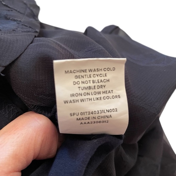 BloomChic Navy Top-Shorter in front-Sheer Floral Back-Pleated-Size 14-16 - Picture 8 of 9